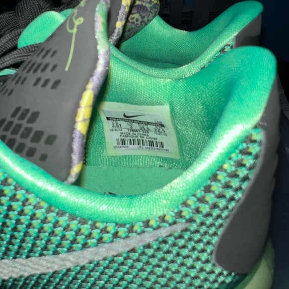 Nike Kobe Kids Green Basketball Shoes - Picture 4 of 4